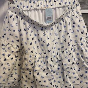 #162 NWT White and Blue Floral Women's Skirt